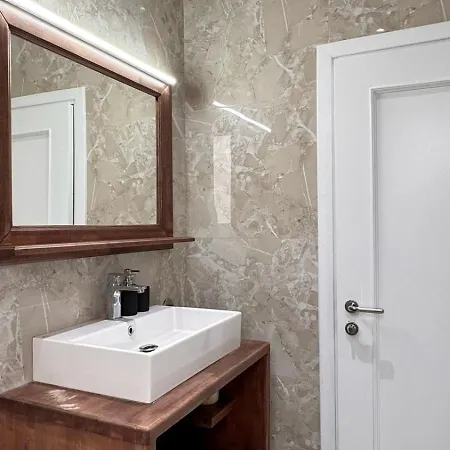 Terrace Flat In Heart Of Daire