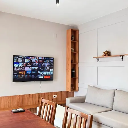 Terrace Flat In Heart Of Daire *
